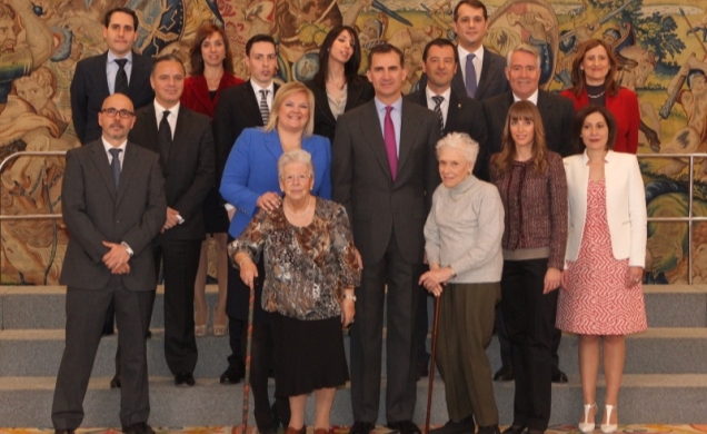 Fotografía de grupo de Su Alteza Real el Príncipe de Asturias con una representación de la “Fundación Catalina Hoffmann-Grupo Vitalia, Centros de Día”